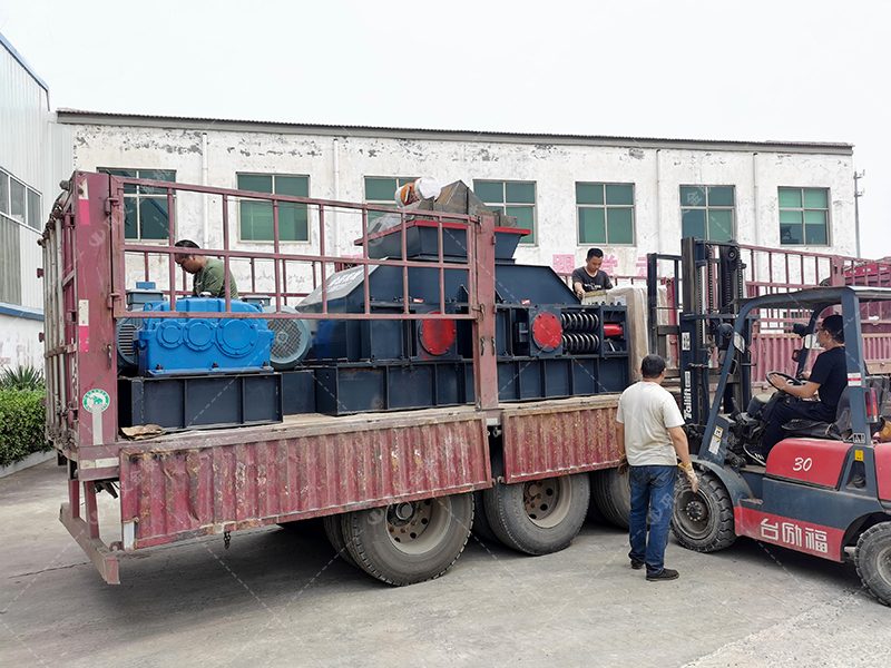 如何選擇青石制砂設(shè)備，時產(chǎn)50噸對輥制砂機(jī)多少錢一臺？