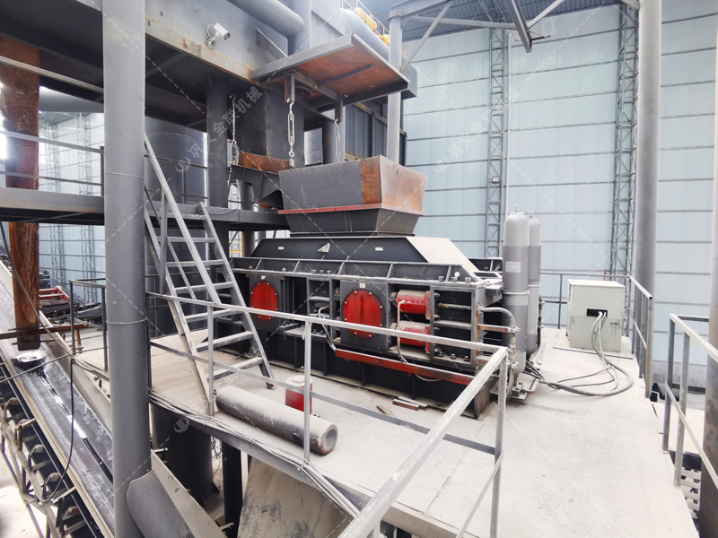 如何操作液壓對輥制砂機以達(dá)到較佳破碎效果？