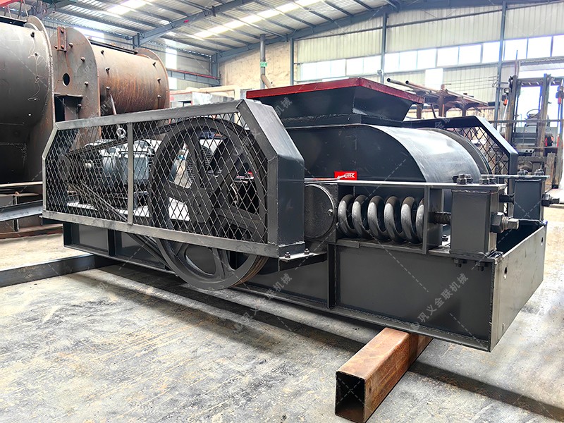 雙齒輥破碎機(jī)在破碎大塊難碎物料時,如何確保破碎效果? 雙齒輥破碎機(jī)在破碎大塊難碎物料時,如何確保破碎效果?